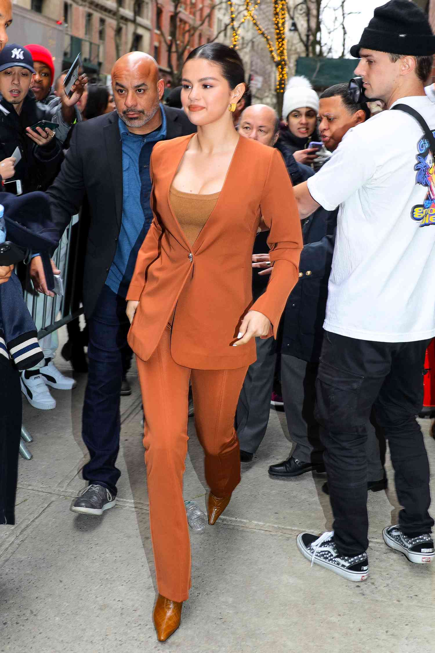 Selena Gomez đúng là "cao thủ" mặc áo blazer, phối đồ trẻ trung mà vẫn sang trọng - Ảnh 6.